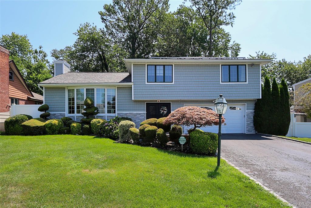 Photo of 64 Hamilton Drive, Roslyn, NY 11576 (MLS # 896134)