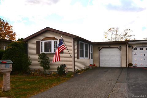 Photo of 19 Dogwood Lane, Manorville, NY 11949 (MLS # 933453)
