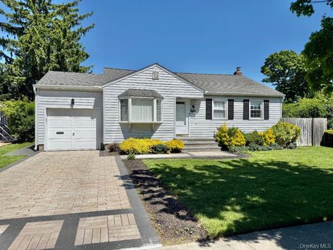 Homes For Rent - 8 E Gate<br/> Plainview, NY 11803