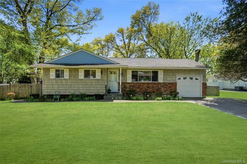 Photo of 610 Beaver Lane, Ronkonkoma, NY 11779 (MLS # 990404)