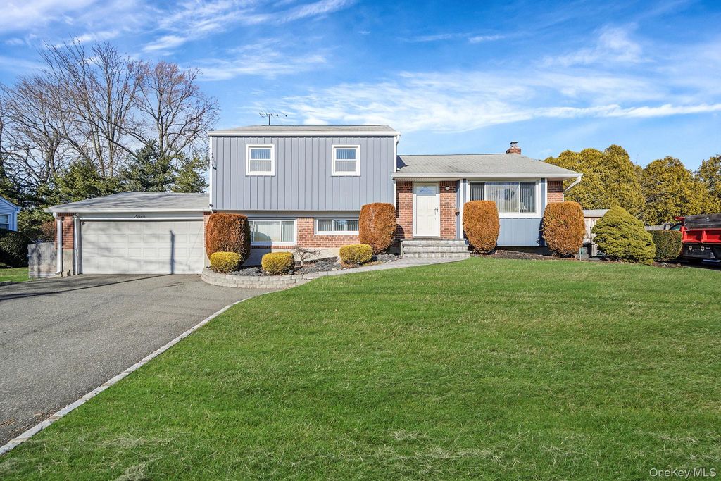 Photo of 7 Marlowe Place, Greenlawn, NY 11740 (MLS # 956050)