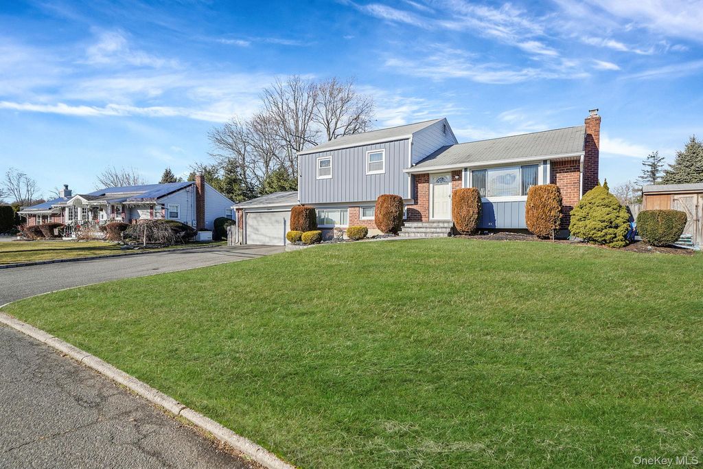 Photo of 7 Marlowe Place, Greenlawn, NY 11740 (MLS # 956050)