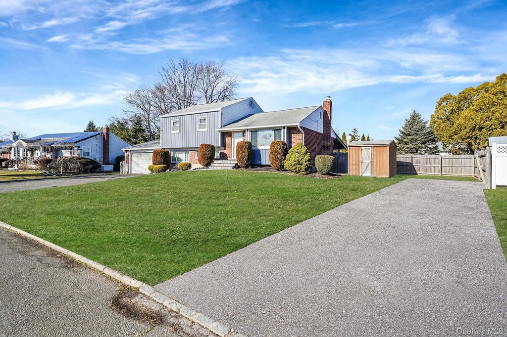 Photo of 7 Marlowe Place, Greenlawn, NY 11740 (MLS # 956050)