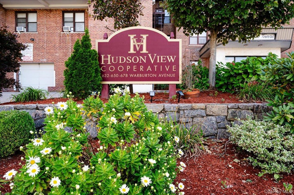 Photo of 678 Warburton Avenue #7I-7J, Yonkers, NY 10701 (MLS # 1019693)