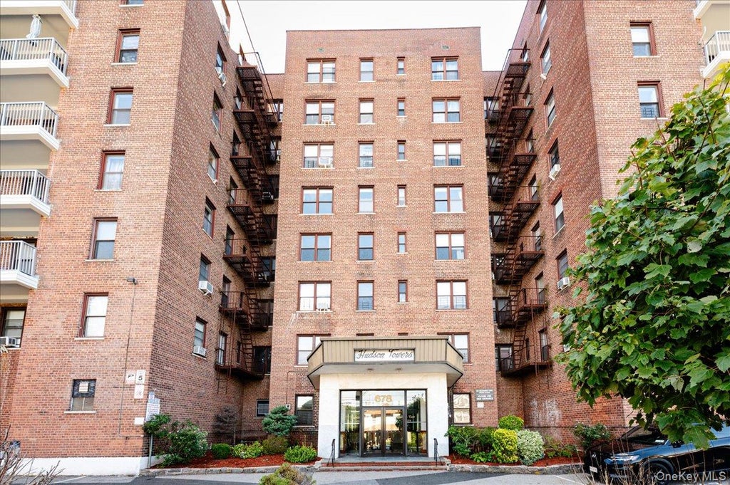 Photo of 678 Warburton Avenue #7I-7J, Yonkers, NY 10701 (MLS # 1019693)