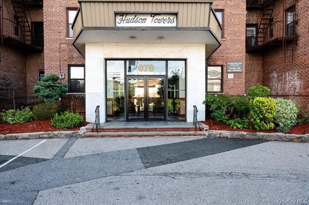 Photo of 678 Warburton Avenue #7I-7J, Yonkers, NY 10701 (MLS # 1019693)