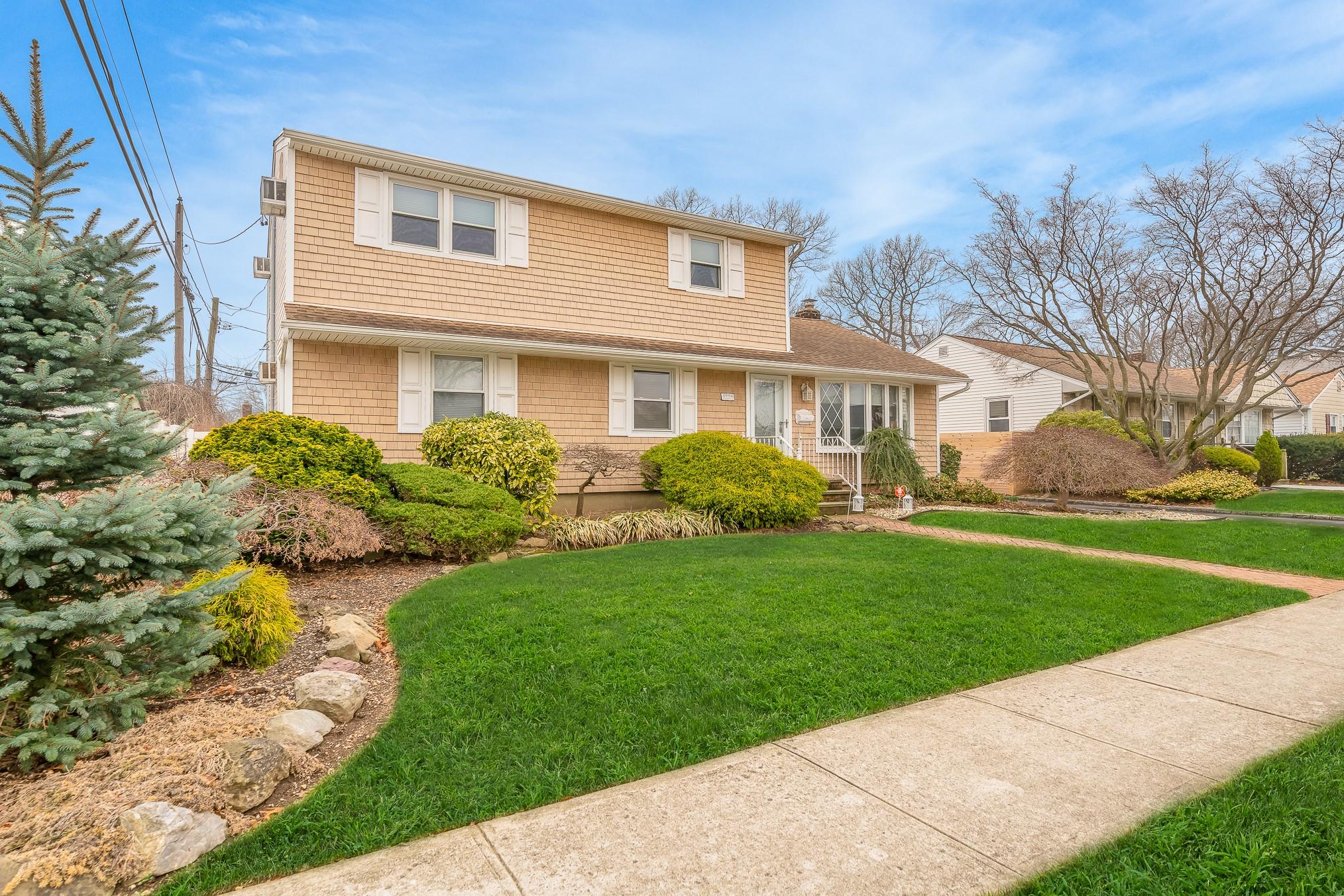 3994 Worthmor Drive, Seaford, New York image 2