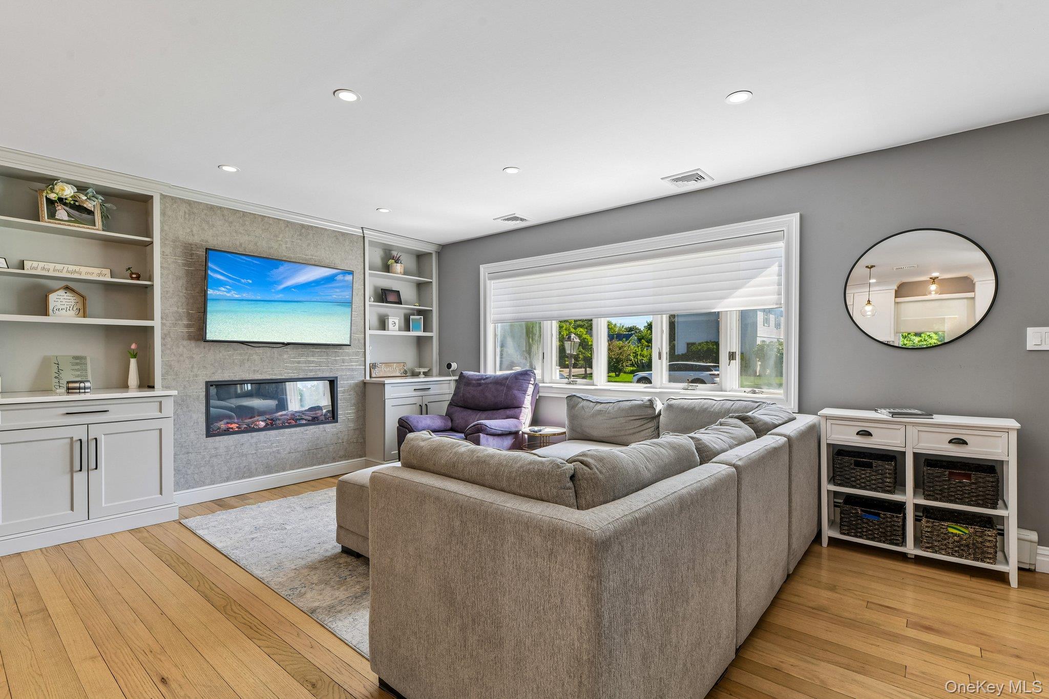 93 Crest Road W