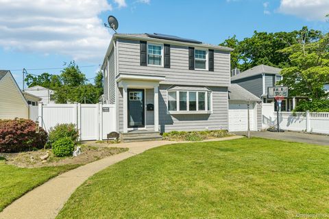 Homes For Sale - 93 Crest Road<br/> Nassau County, Merrick, NY 11566