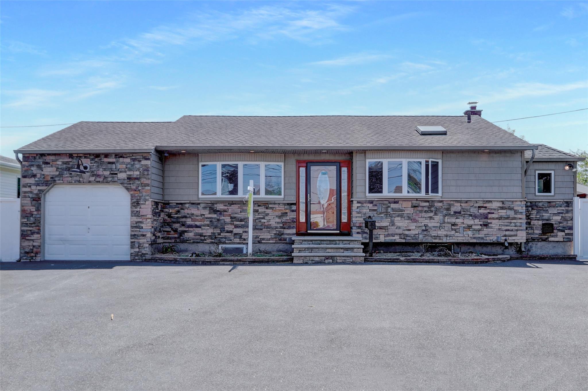 62 Lambert Ave Avenue, Farmingdale, New York image 1