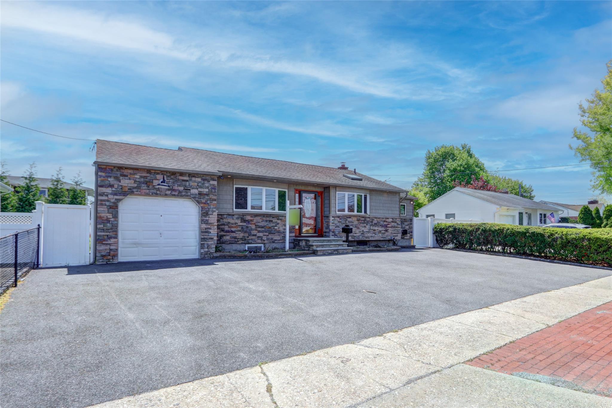 62 Lambert Ave Avenue, Farmingdale, New York image 4