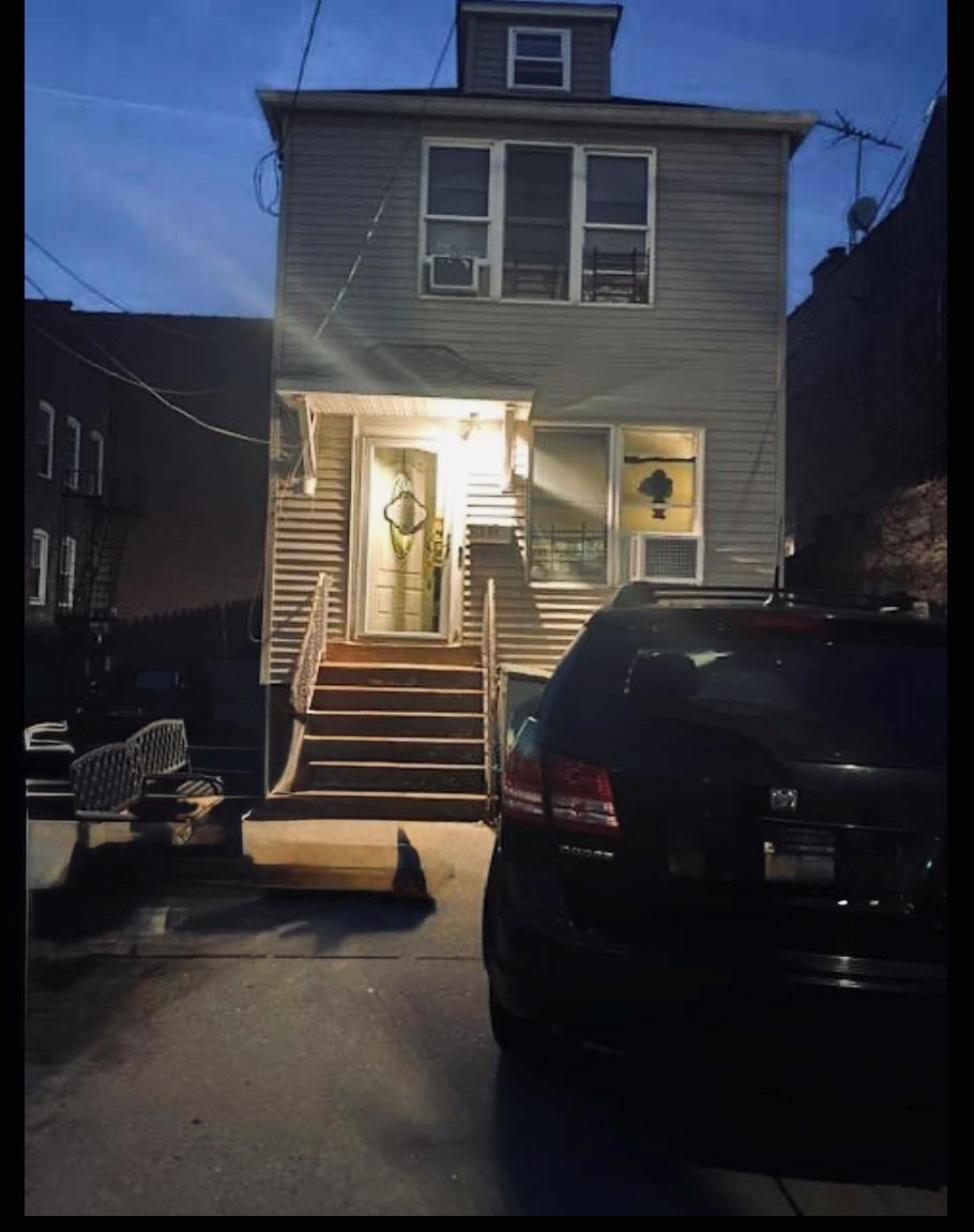 Coddington Avenue, Bronx, New York - 2 Bedrooms  
1 Bathrooms  
6 Rooms - 