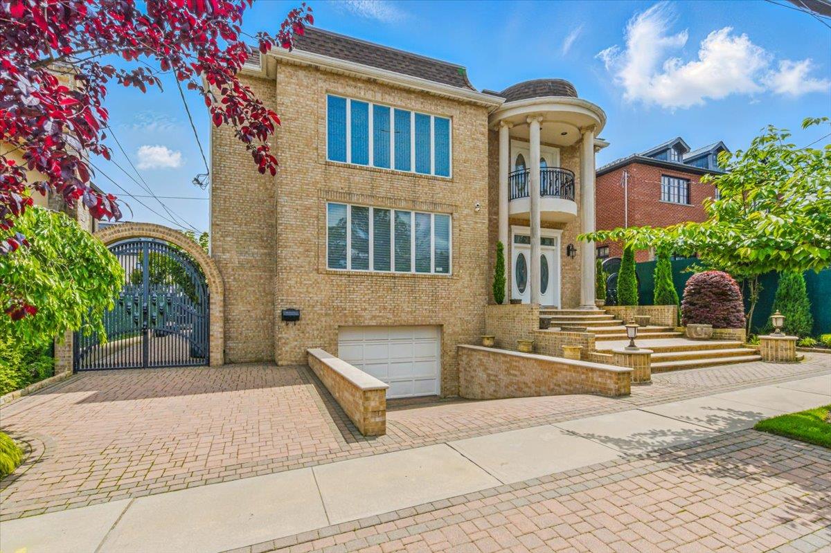 14th Avenue, Beechhurst, Queens, NY - 3 Bedrooms  
5 Bathrooms  
10 Rooms - 