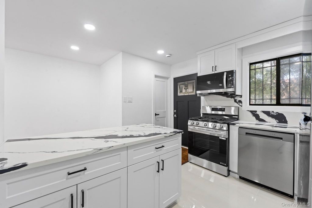 Photo of 923 Rockaway Avenue, Brooklyn, NY 11212 (MLS # 958238)