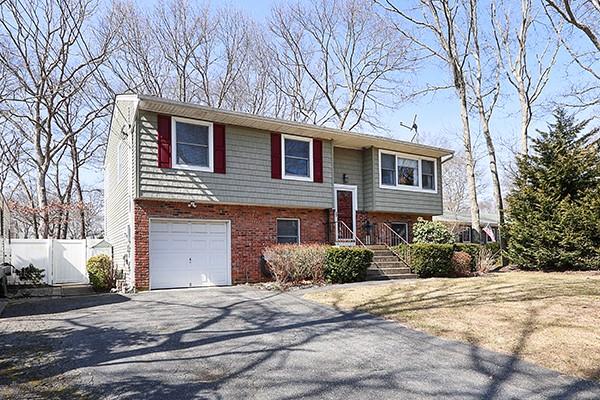 72 Buffalo Avenue, Medford, New York image 1