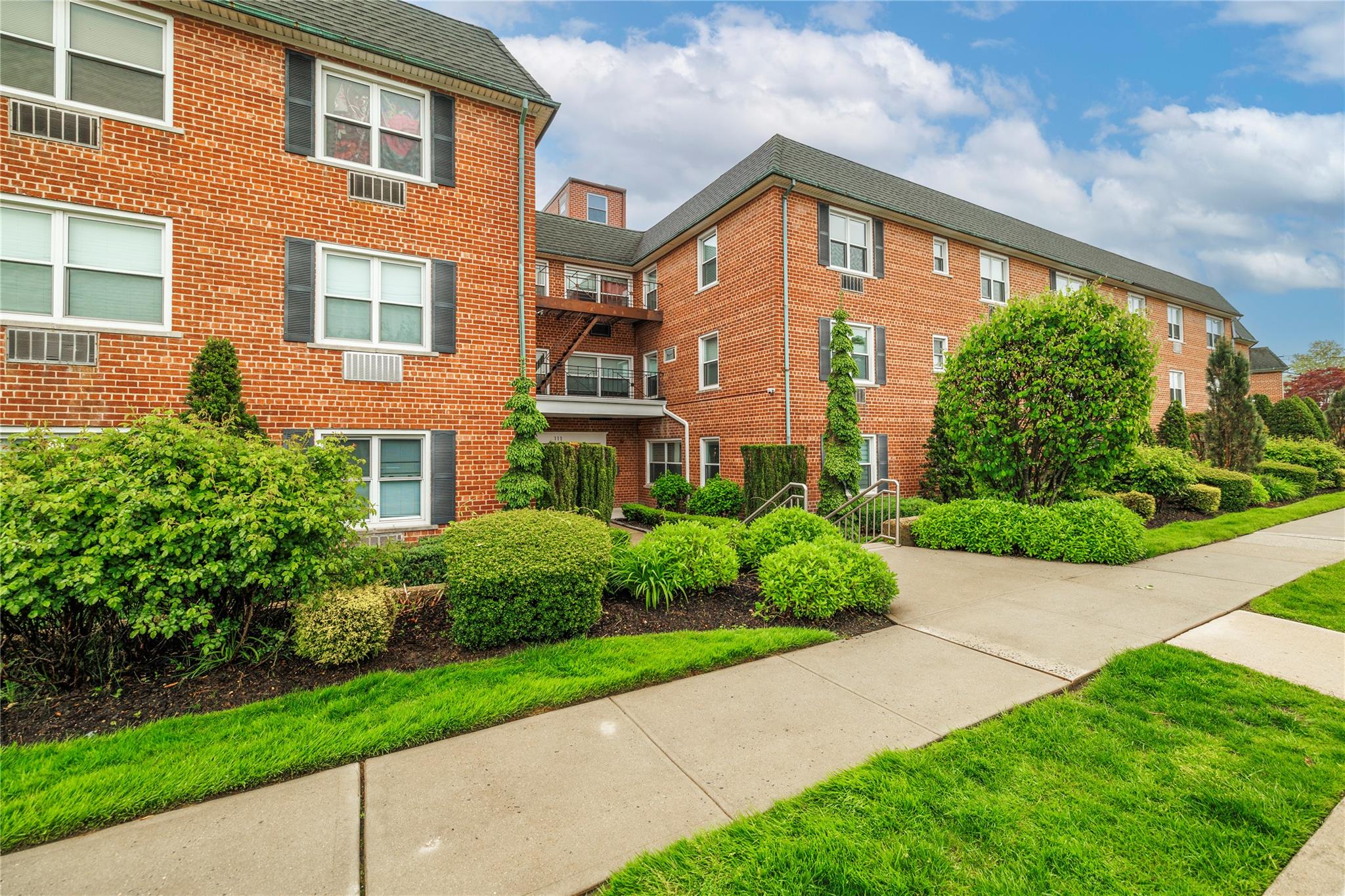 111 S Centre Avenue #2LL, Rockville Centre, New York image 1