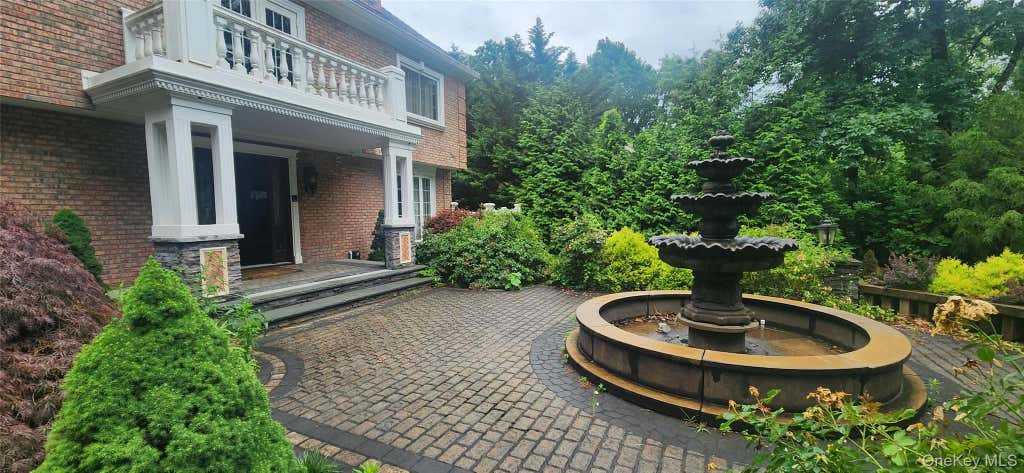 Photo of 7 Arista Court, Dix Hills, NY 11746 (MLS # 1017578)