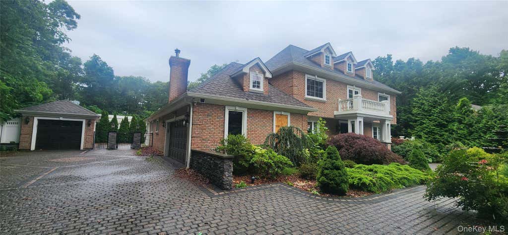 Photo of 7 Arista Court, Dix Hills, NY 11746 (MLS # 1017578)