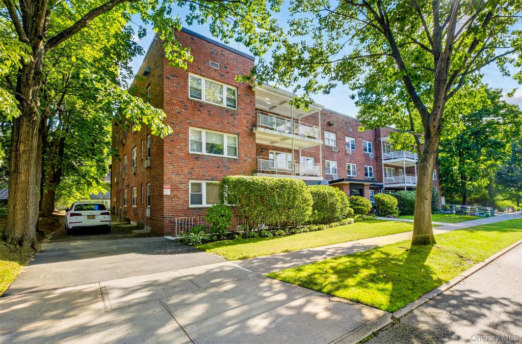 Photo of 20 Hill Park Avenue #1F, Great Neck, NY 11021 (MLS # 1043334)