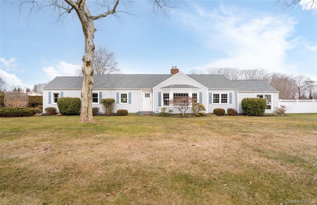 Photo of 735 Reeve Avenue, Mattituck, NY 11952 (MLS # 956941)