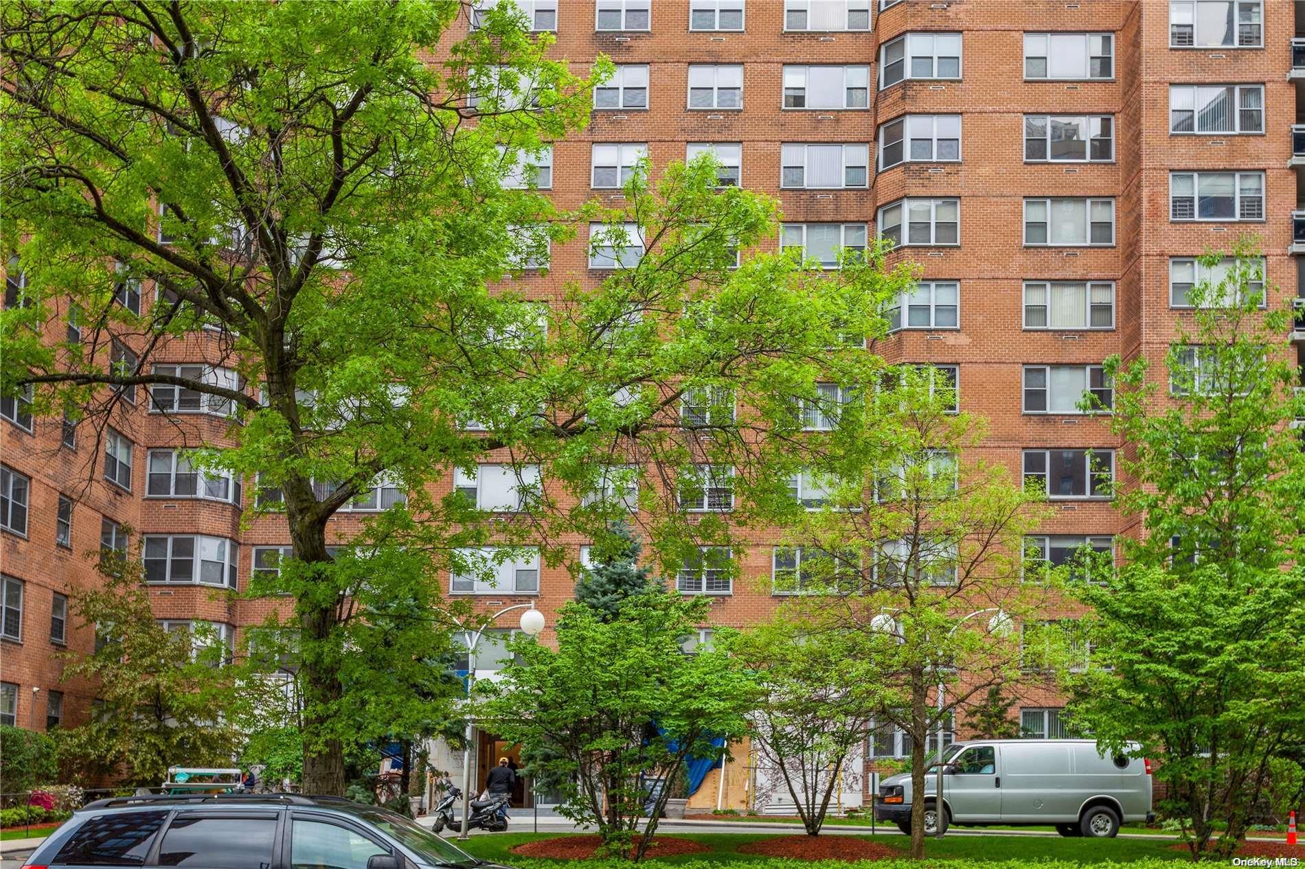 Yellowstone Boulevard 12O, Forest Hills, Queens, NY - 1 Bedrooms  
1 Bathrooms  
3 Rooms - 