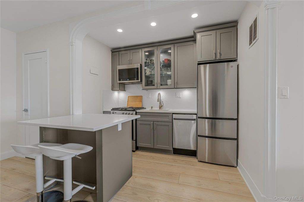 Photo of 640 Pelham Road #3L, New Rochelle, NY 10805 (MLS # 959946)