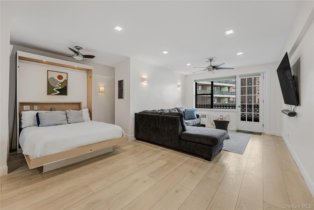 Photo of 640 Pelham Road #3L, New Rochelle, NY 10805 (MLS # 959946)