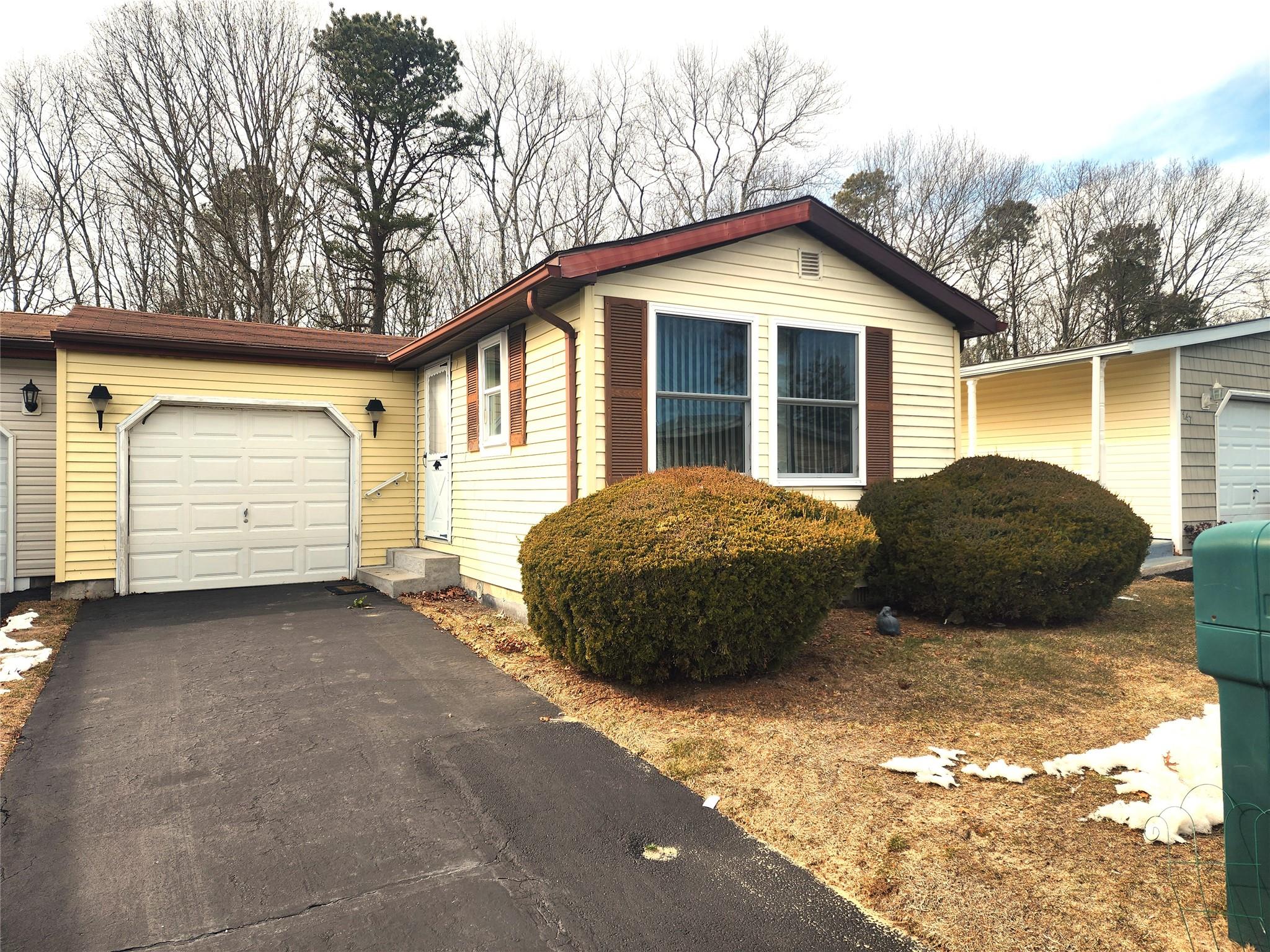 Village Circle, Manorville, Hamptons, NY - 2 Bedrooms  
2 Bathrooms - 