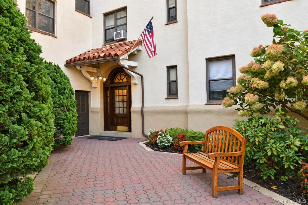 Photo of 17 N Chatsworth Avenue N #7F, Larchmont, NY 10538 (MLS # 1041092)