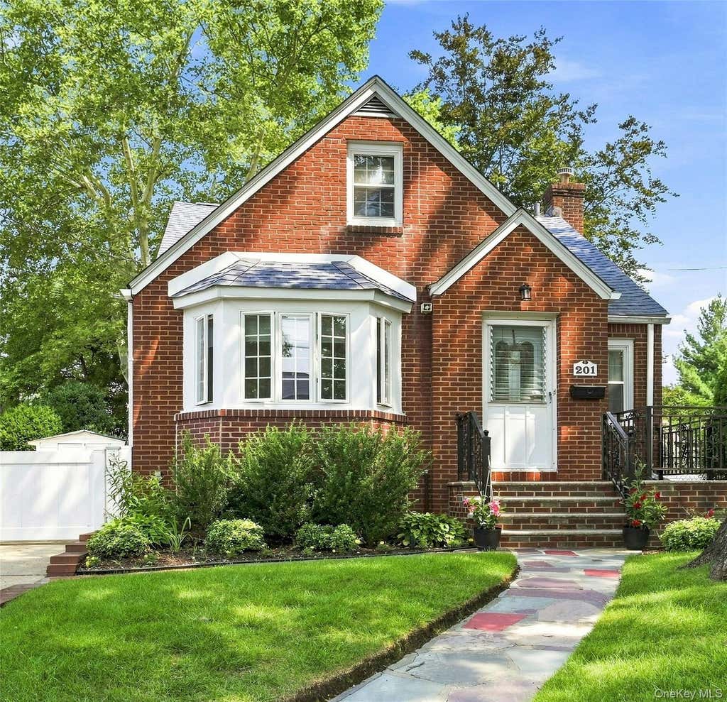 Photo of 201 E Chester Street, Valley Stream, NY 11580 (MLS # 1040143)