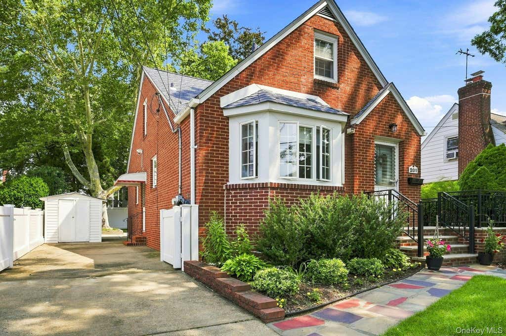 Photo of 201 E Chester Street, Valley Stream, NY 11580 (MLS # 1040143)