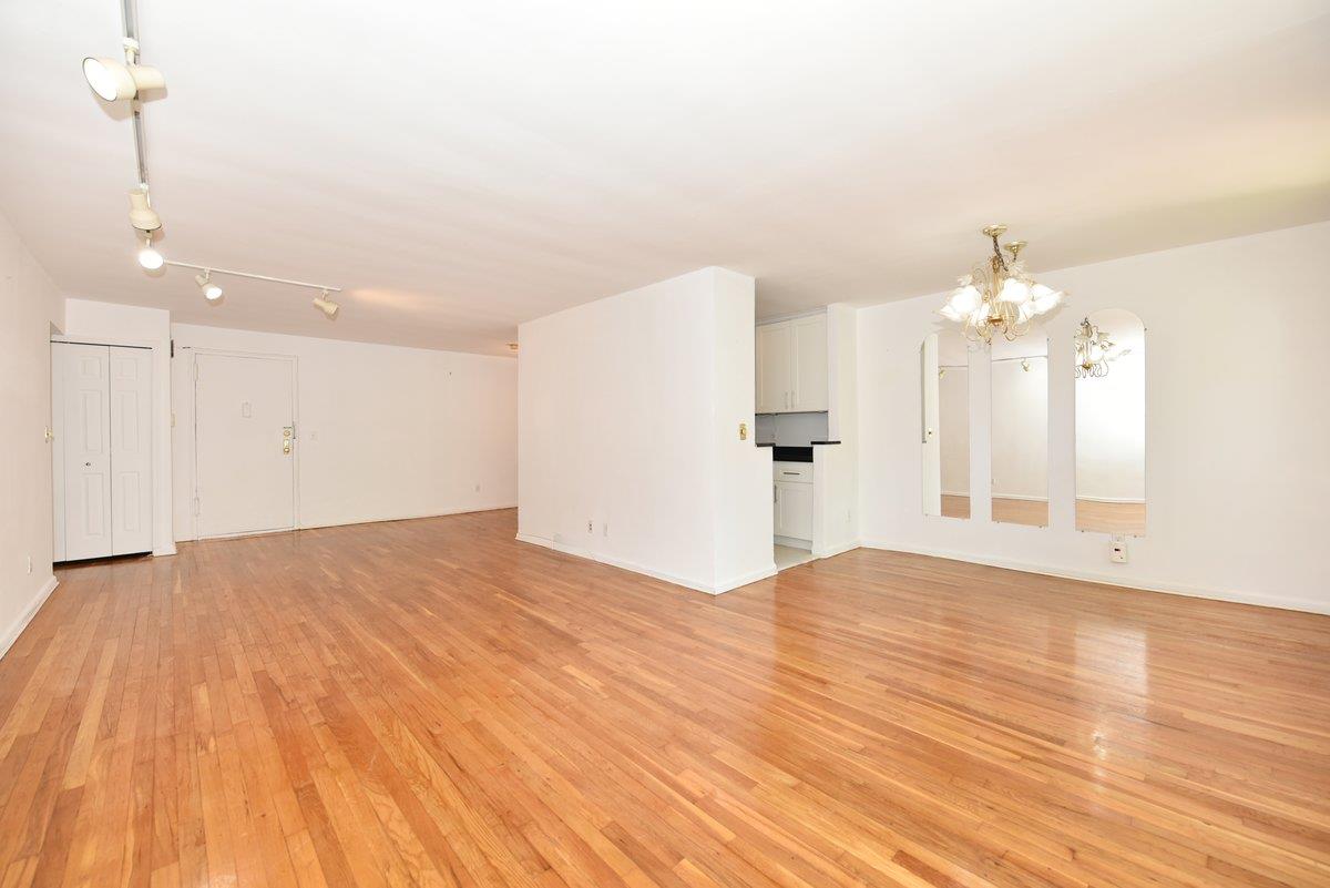 4 Birchwood Court #2K, Mineola, New York image 2