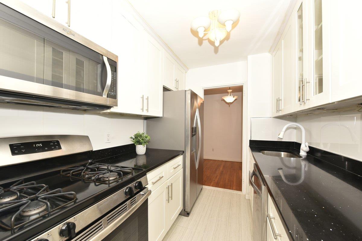 4 Birchwood Court #2K, Mineola, New York image 8