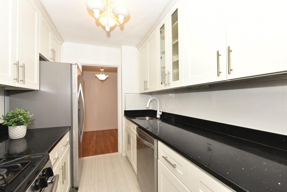4 Birchwood Court #2K, Mineola, New York image 9