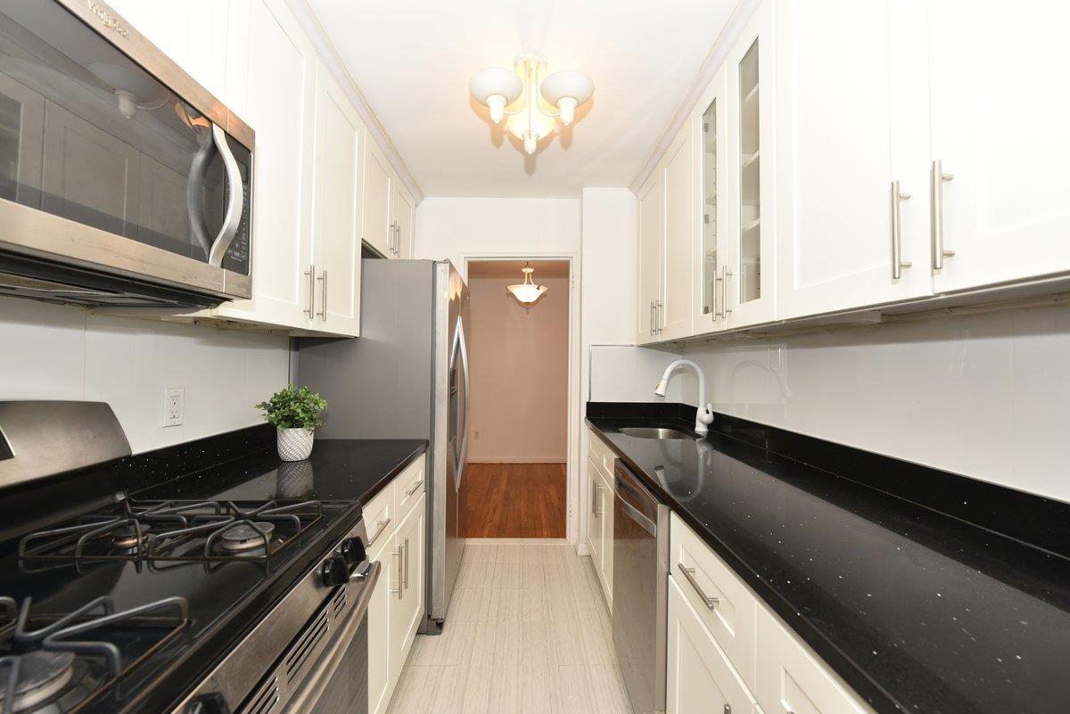4 Birchwood Court #2K, Mineola, New York image 7