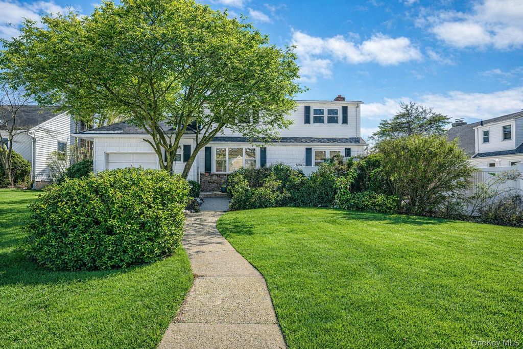 Photo of 420 Devonshire Road, Baldwin, NY 11510 (MLS # 964705)