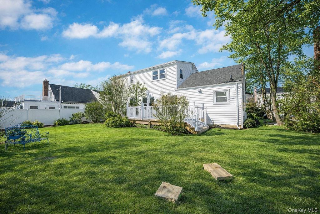 Photo of 420 Devonshire Road, Baldwin, NY 11510 (MLS # 964705)