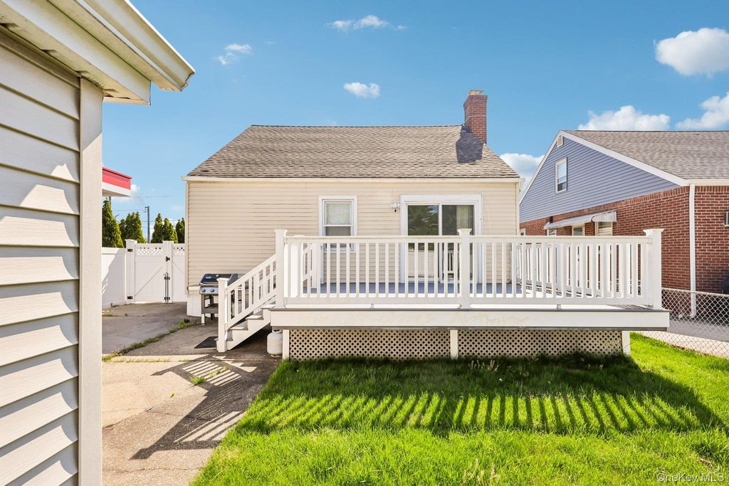 Photo of 12 Scherer Boulevard, Franklin Square, NY 11010 (MLS # 996146)