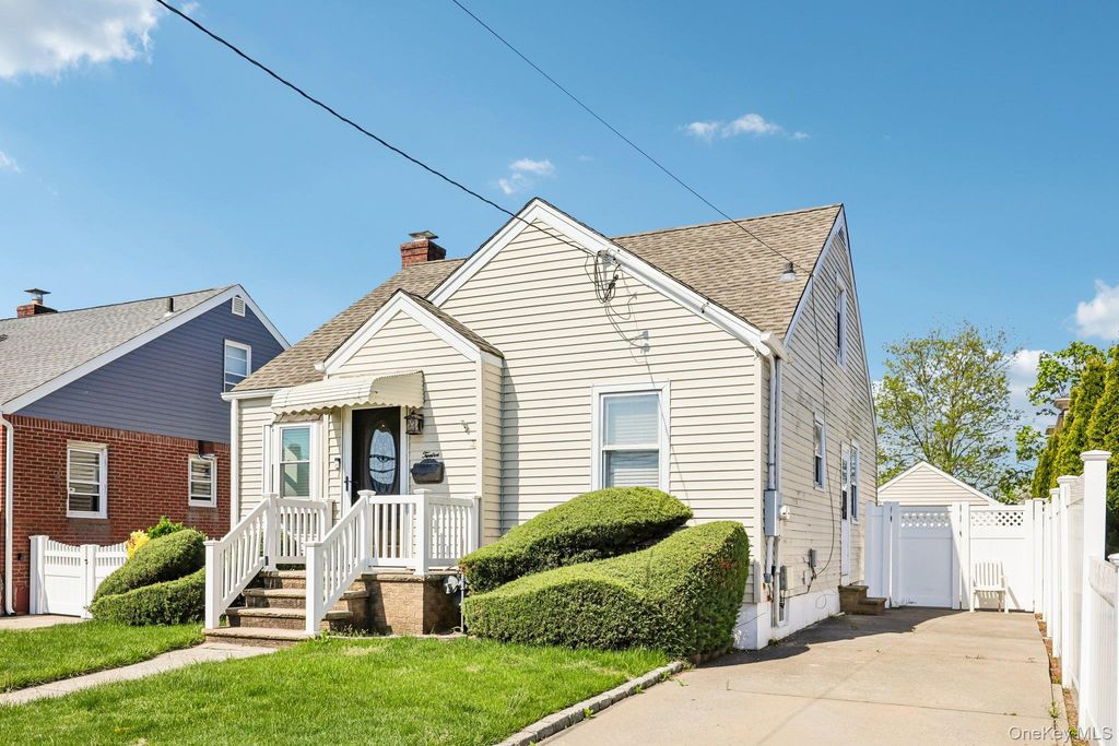 Photo of 12 Scherer Boulevard, Franklin Square, NY 11010 (MLS # 996146)