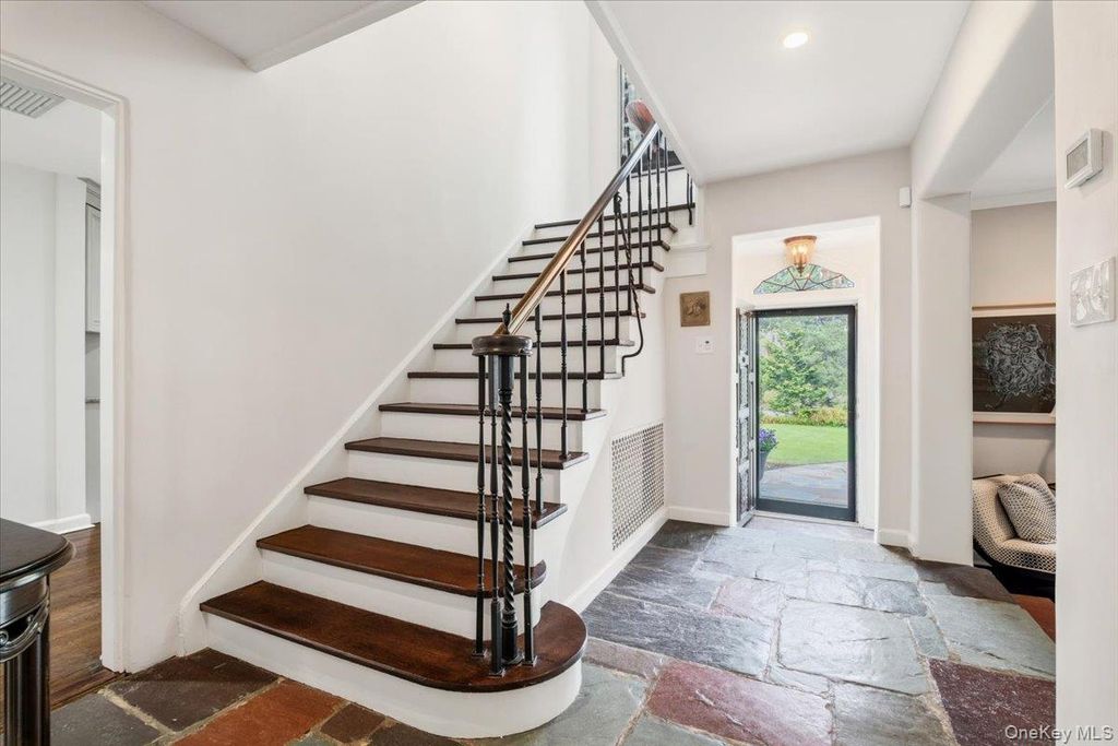 Photo of 150 Lovell Road, New Rochelle, NY 10804 (MLS # 918398)