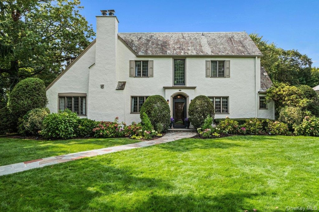 Photo of 150 Lovell Road, New Rochelle, NY 10804 (MLS # 918398)