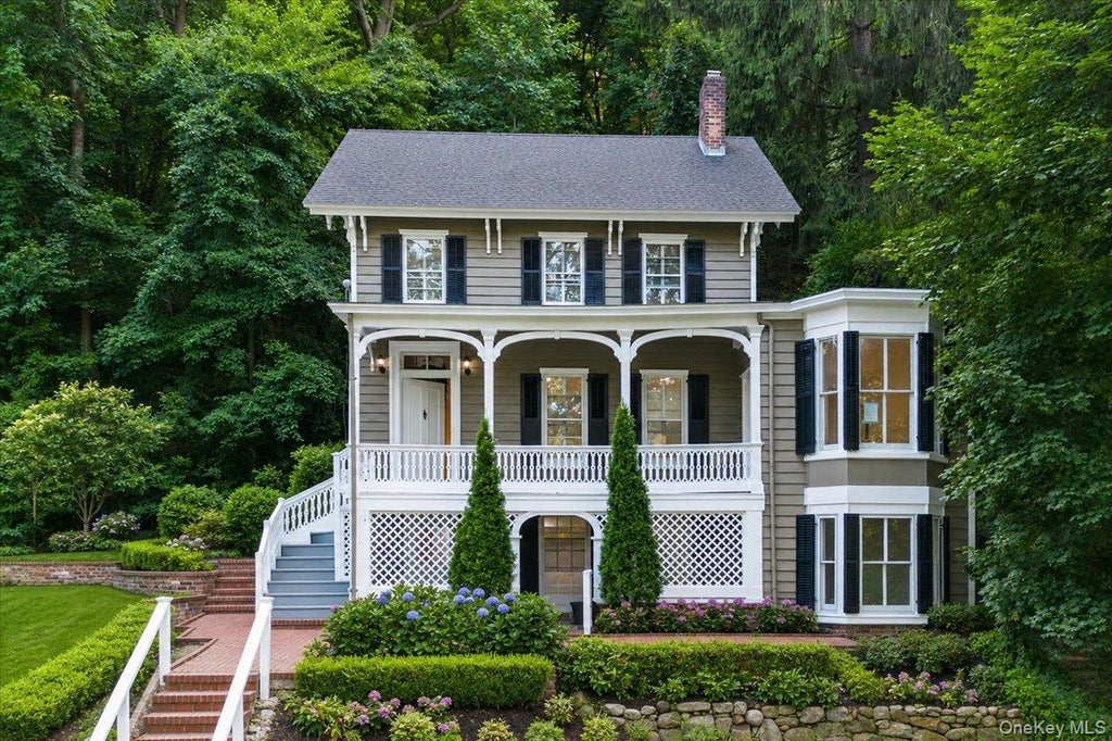 Photo of 148 Main Street, Roslyn, NY 11576 (MLS # 1038137)