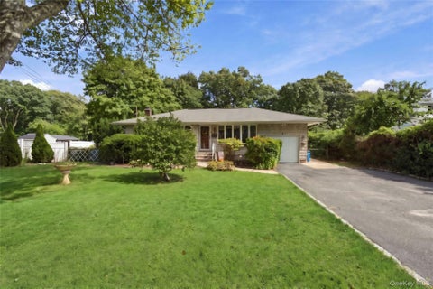 Homes For Sale - 1024 Howells Road<br/> Suffolk County, Bay Shore, NY 11706