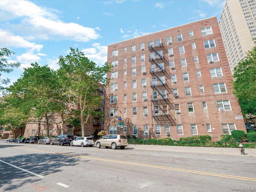 Photo of 67-12 Yellowstone Boulevard #f6, Forest Hills, NY 11375 (MLS # 1032475)