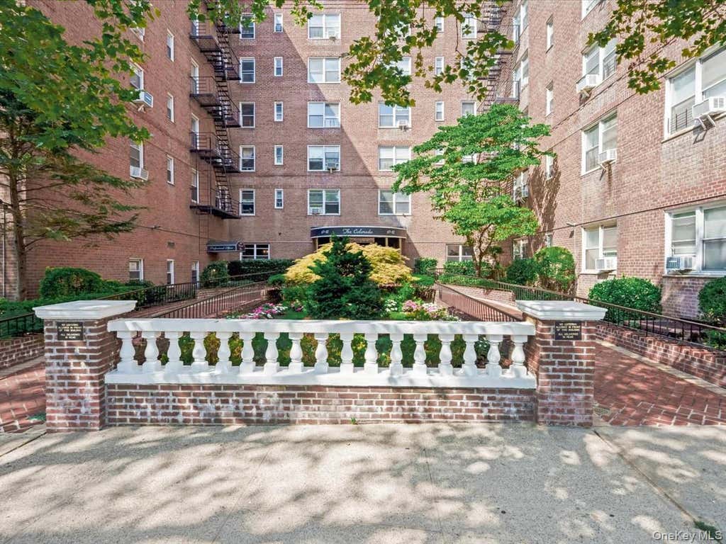 Photo of 67-12 Yellowstone Boulevard #f6, Forest Hills, NY 11375 (MLS # 1032475)