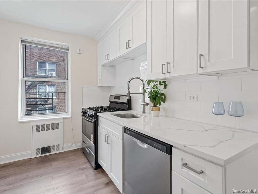Photo of 67-12 Yellowstone Boulevard #f6, Forest Hills, NY 11375 (MLS # 1032475)