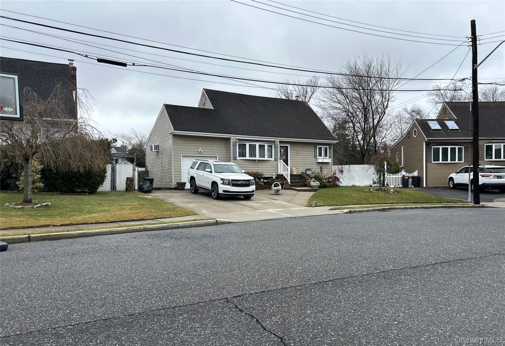 Photo of 34 Karen Street, West Babylon, NY 11704 (MLS # 977349)