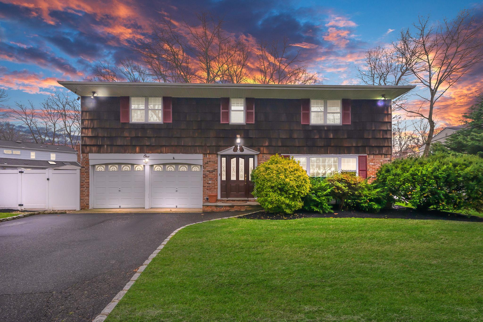 Kent Place, Smithtown, Hamptons, NY - 4 Bedrooms  
3 Bathrooms - 