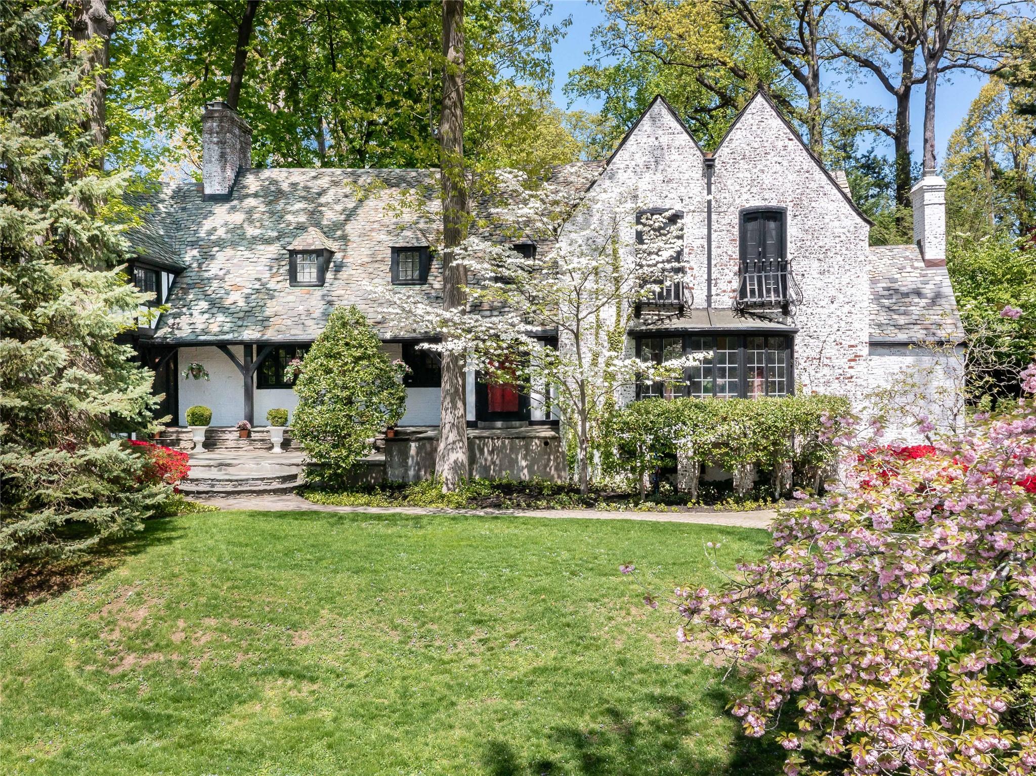 33 Deepdale Drive, Great Neck, New York image 1