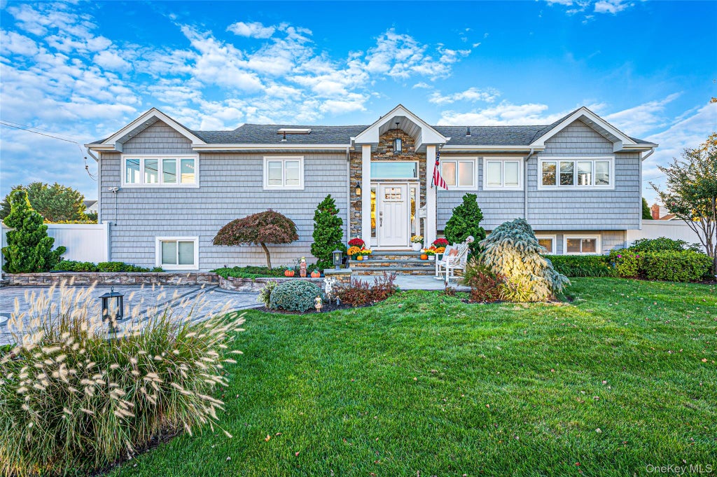 Photo of 174 Secatogue Lane W, West Islip, NY 11795 (MLS # 1056210)